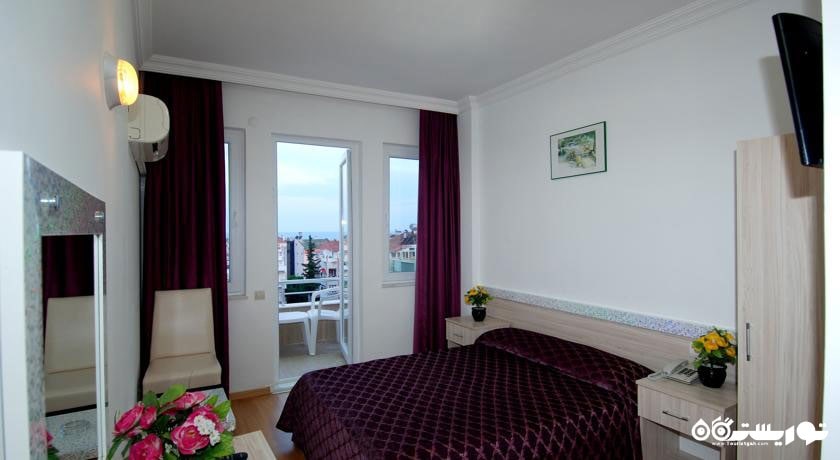 تخت بزرگ اتاق استاندارد هتل لارا دایموند